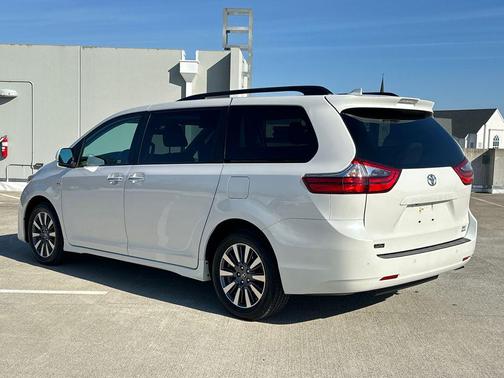 2020 Toyota Sienna XLE Premium