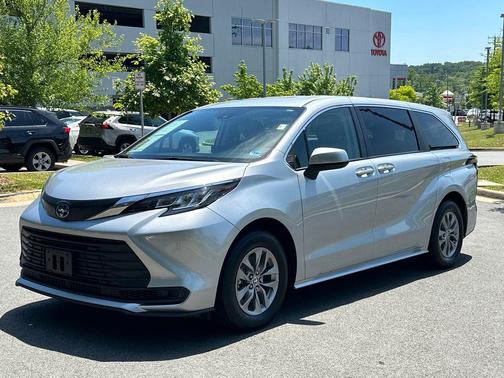 Celestial Silver Metallic 2023 Toyota Sienna LE