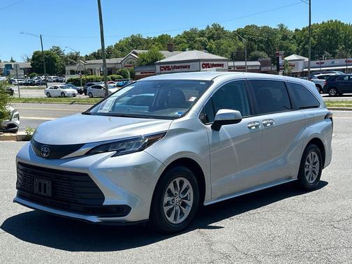 Celestial Silver Metallic 2022 Toyota Sienna LE