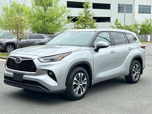 Celestial Silver Metallic 2022 Toyota Highlander Hybrid XLE
