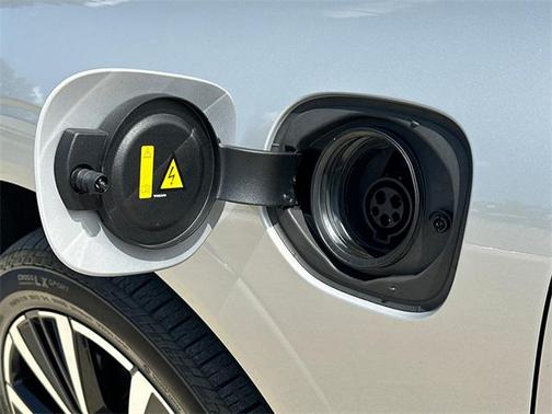 2023 Volvo XC60 Recharge Plug-In Hybrid T8 Ultimate Dark Theme