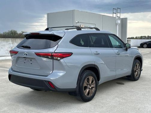 Cement 2022 Toyota Highlander Hybrid XLE