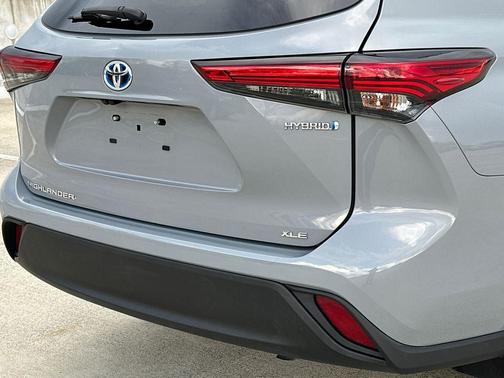 Cement 2022 Toyota Highlander Hybrid XLE