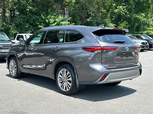2022 Toyota Highlander Hybrid Platinum