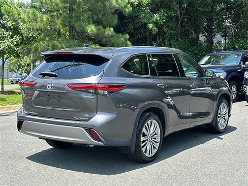 2022 Toyota Highlander Hybrid Platinum