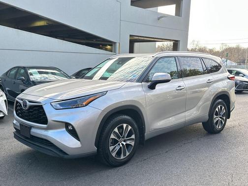 2022 Toyota Highlander Hybrid XLE