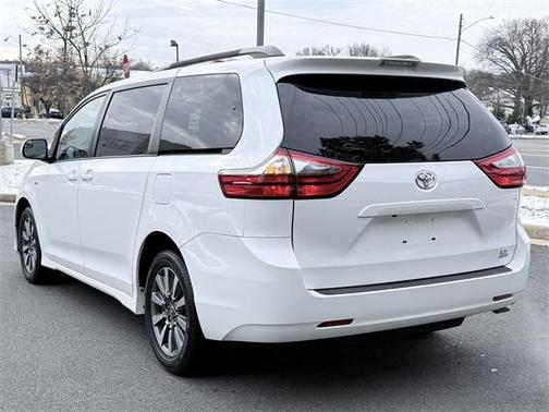 2020 Toyota Sienna LE