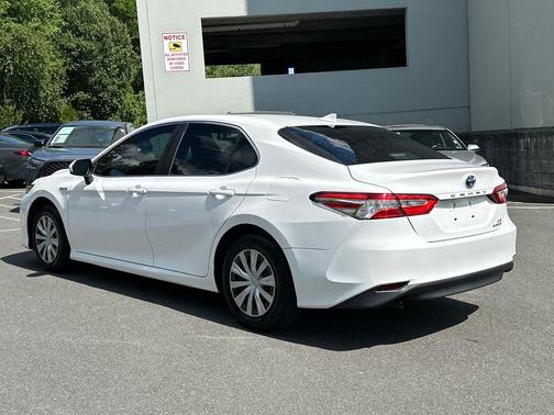 Super White 2018 Toyota Camry Hybrid LE