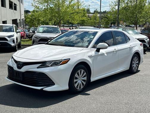 Super White 2018 Toyota Camry Hybrid LE