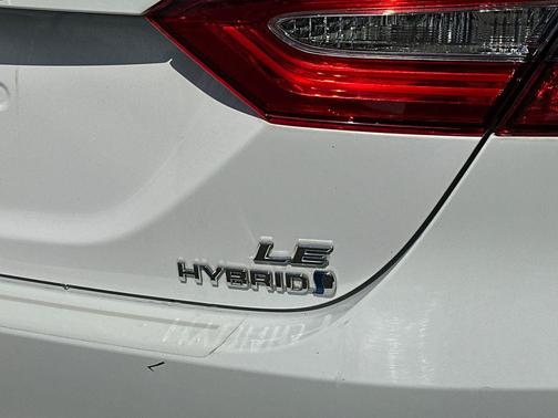Super White 2018 Toyota Camry Hybrid LE