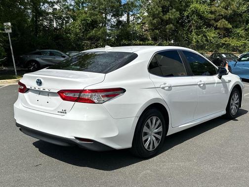 Super White 2018 Toyota Camry Hybrid LE