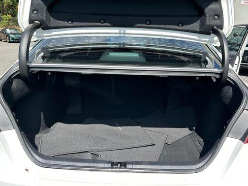 Super White 2018 Toyota Camry Hybrid LE