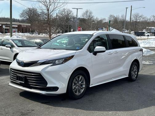 2025 Toyota Sienna LE