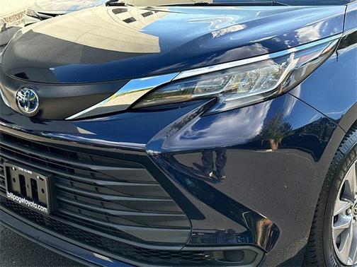 2022 Toyota Sienna LE