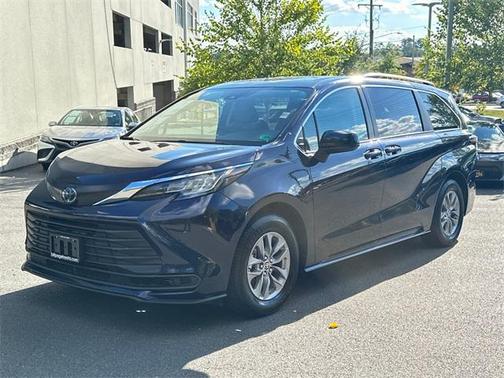2022 Toyota Sienna LE