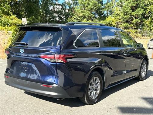 2022 Toyota Sienna LE