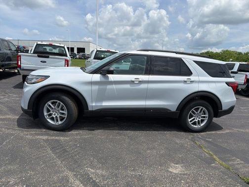 Space White Metallic 2026 Ford Explorer Active