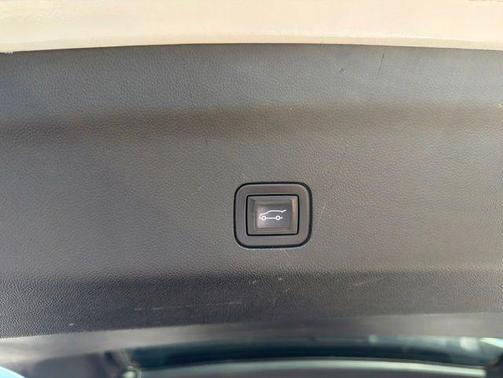 White Frost Tricoat 2021 GMC Yukon 4WD AT4
