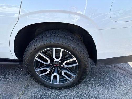 White Frost Tricoat 2021 GMC Yukon 4WD AT4