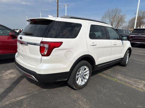 White Platinum Clearcoat Metallic 2017 Ford Explorer XLT