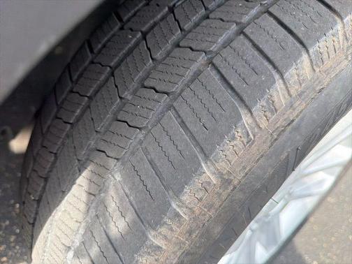 White Platinum Clearcoat Metallic 2017 Ford Explorer XLT