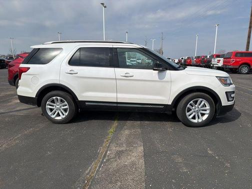 White Platinum Clearcoat Metallic 2017 Ford Explorer XLT