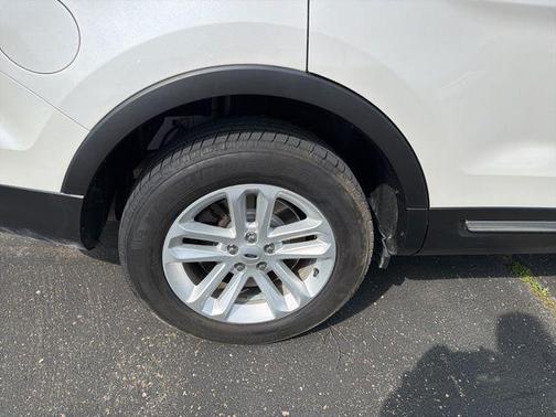 White Platinum Clearcoat Metallic 2017 Ford Explorer XLT