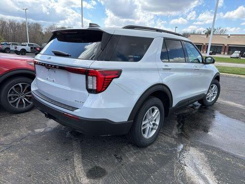 Space White Metallic 2026 Ford Explorer Active w/200A Pkg