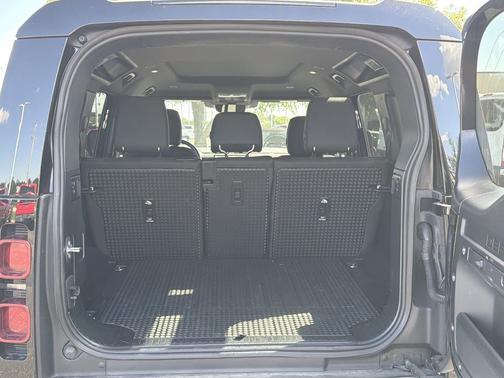2025 Land Rover Defender 110 P300