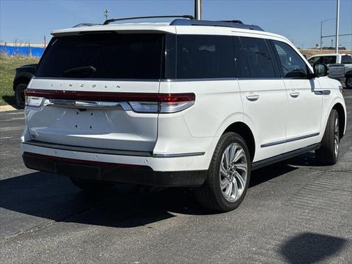 Pristine White Metallic Tri-Coat 2022 Lincoln Navigator Reserve