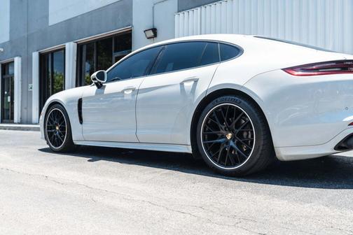 Carrara White Metallic 2018 Porsche Panamera 4
