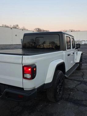 2022 Jeep Gladiator Sport