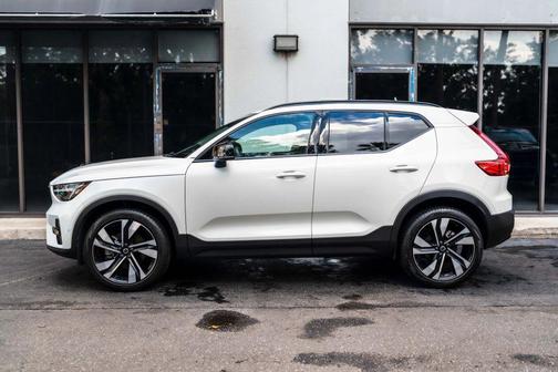 2025 Volvo XC40 B5 Plus Dark Theme