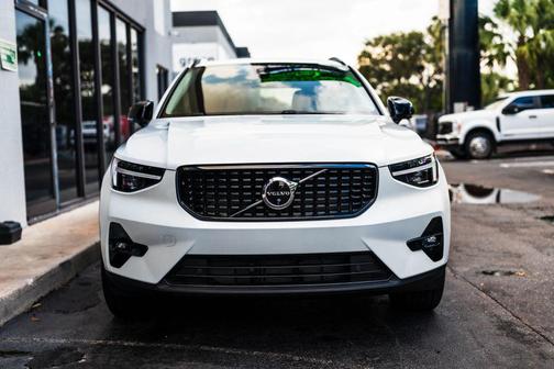 2025 Volvo XC40 B5 Plus Dark Theme