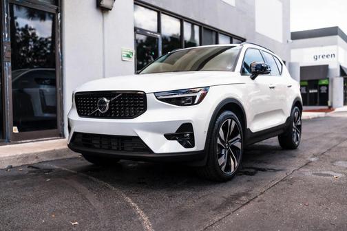 2025 Volvo XC40 B5 Plus Dark Theme