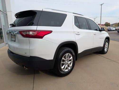 Summit White 2018 Chevrolet Traverse LT Cloth