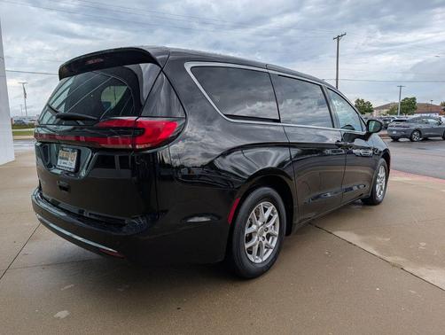 Diamond Black Crystal Pearlcoat 2024 Chrysler Pacifica Touring L