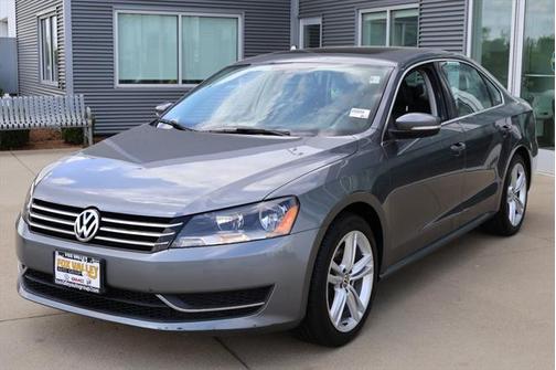 2014 Volkswagen Passat 1.8T Auto SE w/Sunroof & Nav