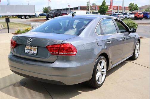 2014 Volkswagen Passat 1.8T Auto SE w/Sunroof & Nav
