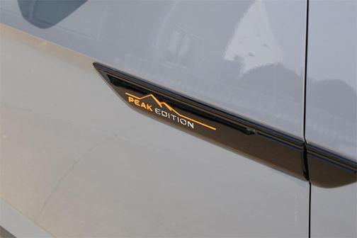 2025 Volkswagen Atlas 2.0T Peak Edition