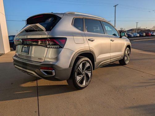 Pyrite Silver Metallic 2025 Volkswagen Taos 1.5T SE