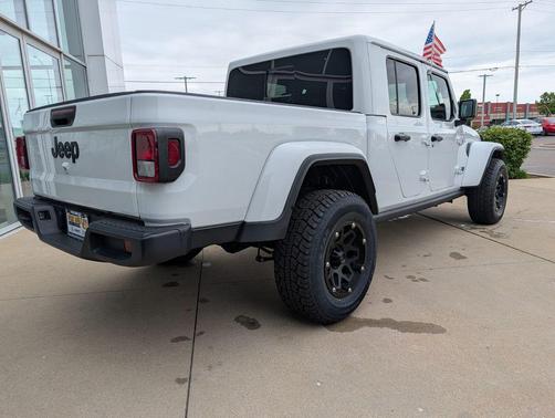 Bright White Clearcoat 2025 Jeep Gladiator Nighthawk