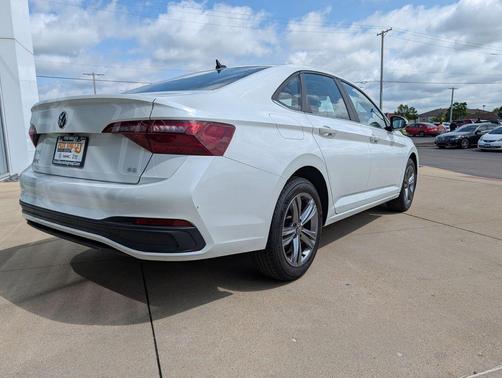 Opal White Pearl 2024 Volkswagen Jetta 1.5T SE