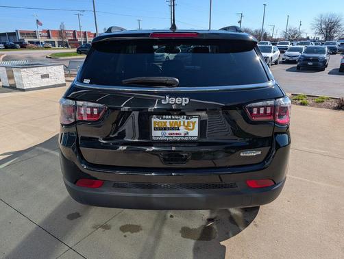 Diamond Black Crystal Pearlcoat 2022 Jeep Compass Latitude