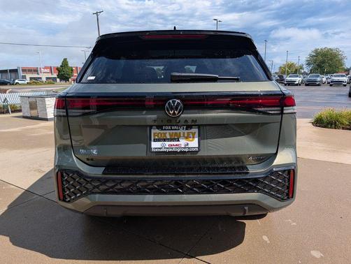 Avocado Green w/Deep Black Roof 2026 Volkswagen Tiguan 2.0T SE R-Line Black 4MOTION