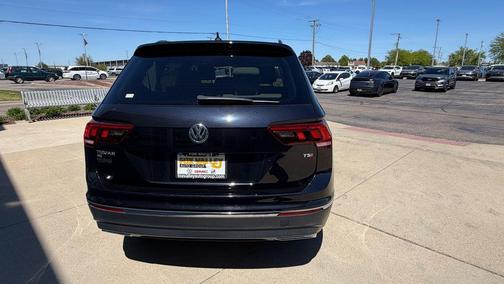 Pearl Metallic 2018 Volkswagen Tiguan 2.0T SE