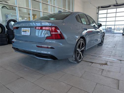 2024 Volvo S60 B5 Core Dark Theme