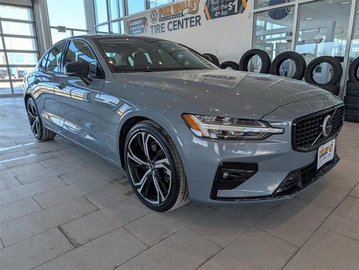 2024 Volvo S60 B5 Core Dark Theme