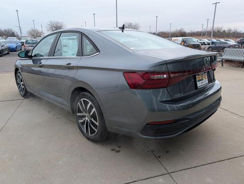 Platinum Gray Metallic 2026 Volkswagen Jetta 1.4T SE