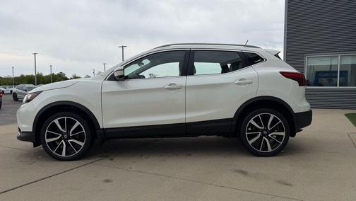 Pearl White 2017 Nissan Rogue Sport SL